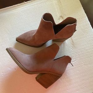 Vince CAMUTO Gigietta Booties rose size 9